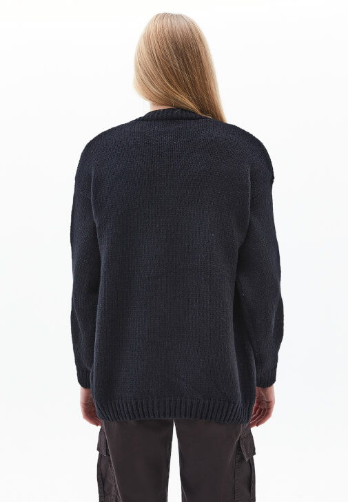 Hırka ve Deri Jogger Pantolon Kombini