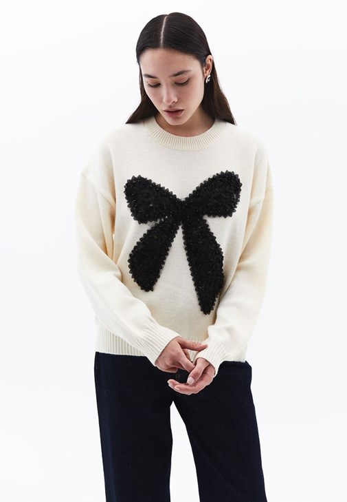 Yumuşak Dokulu Kazak ve Straight-Fit Denim Kombini