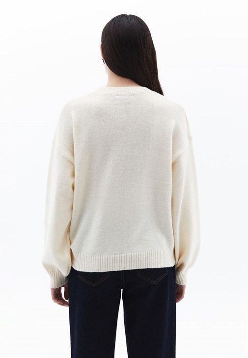 Yumuşak Dokulu Kazak ve Straight-Fit Denim Kombini