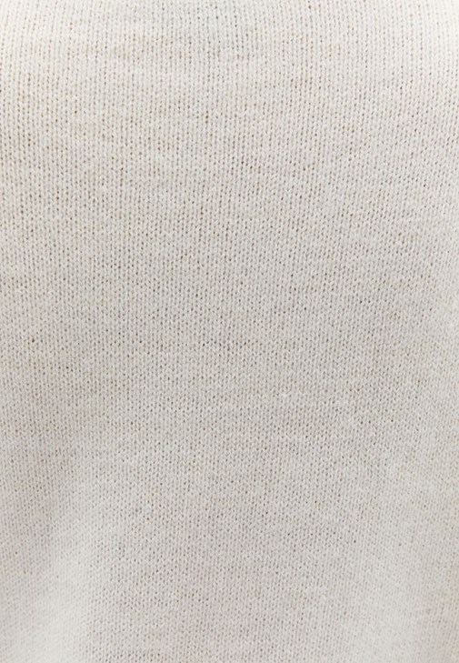 Yumuşak Dokulu Kazak ve Straight-Fit Denim Kombini