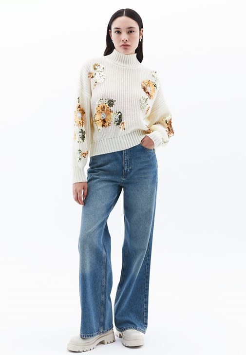  Payetli Kazak ve Wide-Leg Denim Kombini