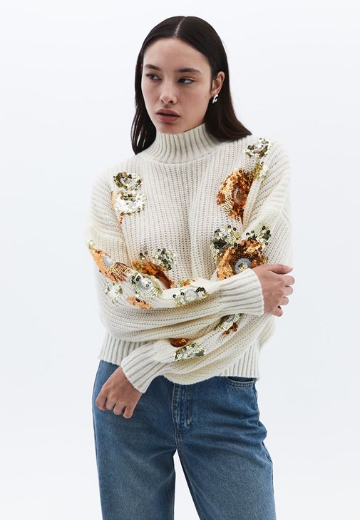 Payetli Kazak ve Wide-Leg Denim Kombini