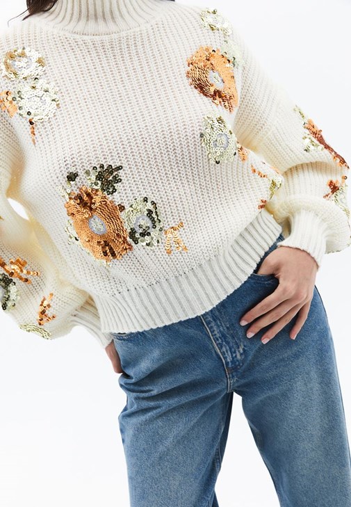 Payetli Kazak ve Wide-Leg Denim Kombini