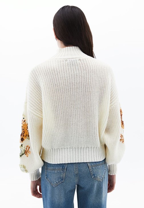 Payetli Kazak ve Wide-Leg Denim Kombini