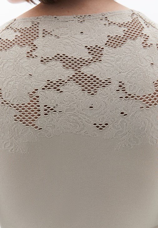 Dantelli Tişört ve Denim Pantolon Kombini