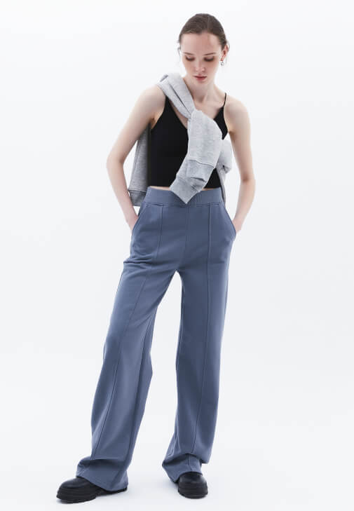 İnce Askılı Atlet ve Straight-Fit Pantolon Kombini