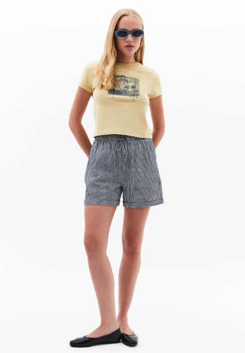 Baskılı Tişört ve Kısa Şort Kombini