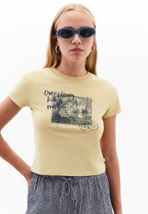 Baskılı Tişört ve Kısa Şort Kombini