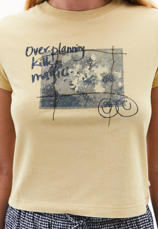 Baskılı Tişört ve Kısa Şort Kombini