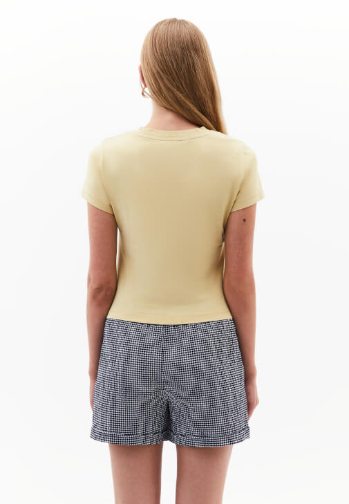 Baskılı Tişört ve Kısa Şort Kombini