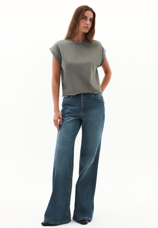 Pamuklu Tişört ve Bootcut Denim Kombini