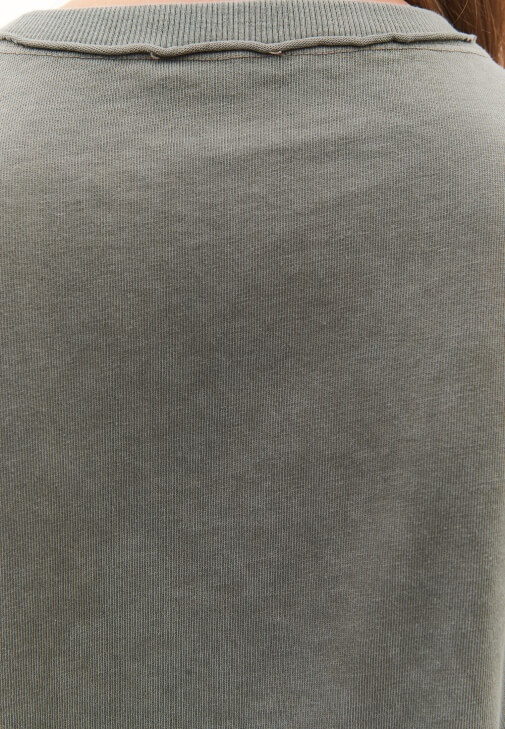 Pamuklu Tişört ve Bootcut Denim Kombini