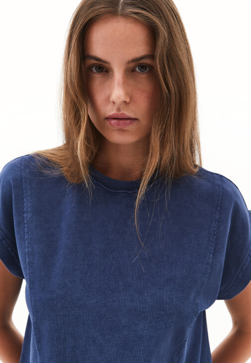 Sıfır Yaka Tişört ve Bol Paça Denim Pantolon Kombini