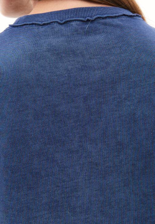 Sıfır Yaka Tişört ve Bol Paça Denim Pantolon Kombini