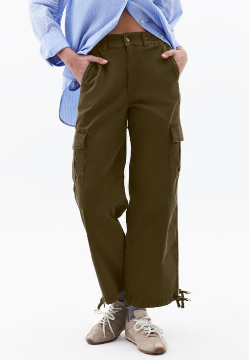 Kargo Pantolon ve Çizgili Gömlek Kombini