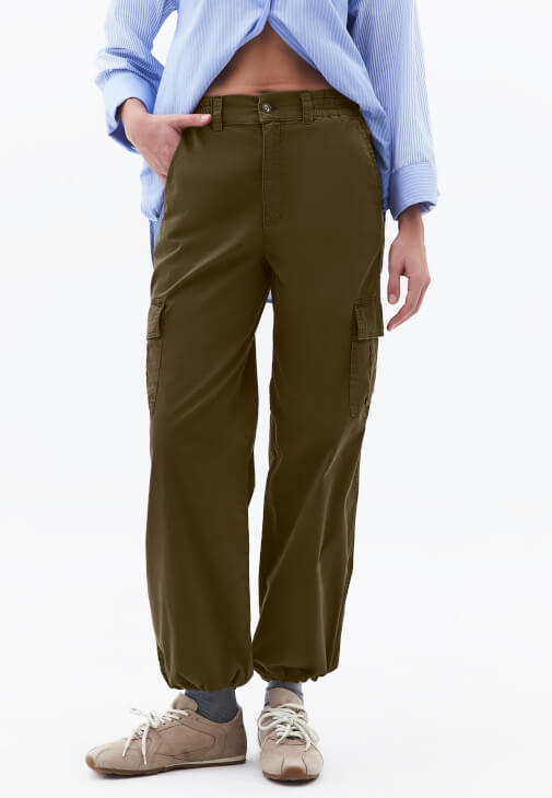 Kargo Pantolon ve Çizgili Gömlek Kombini