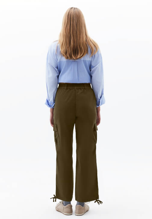 Kargo Pantolon ve Çizgili Gömlek Kombini