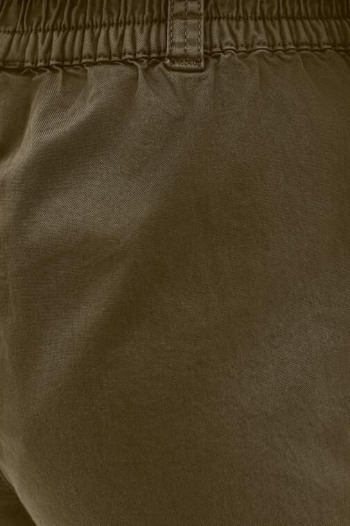 Kargo Pantolon ve Çizgili Gömlek Kombini