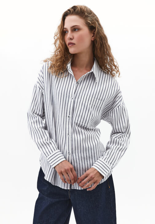 Çizgili Gömlek ve Orta Bel Pantolon Kombini