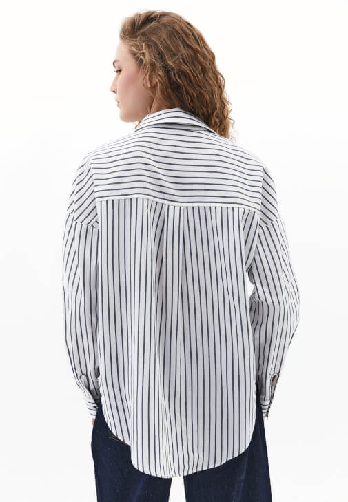 Çizgili Gömlek ve Orta Bel Pantolon Kombini