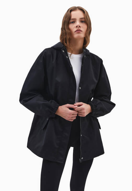 Siyah Kapüşonlu Cep Detaylı Yağmurluk