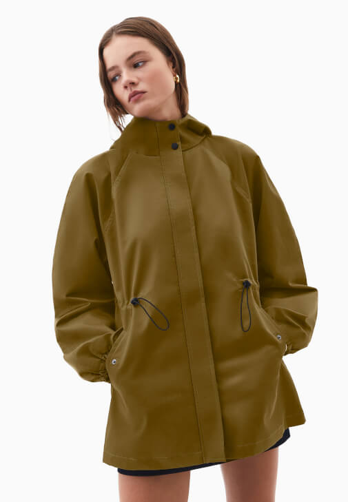 Yağmurluk ve Şort Etek Kombini