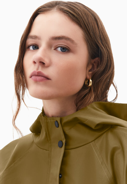 Yağmurluk ve Şort Etek Kombini