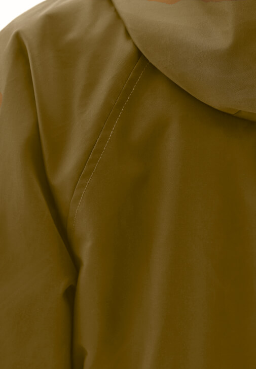 Yağmurluk ve Şort Etek Kombini