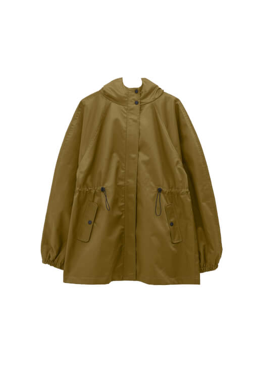 Yağmurluk ve Şort Etek Kombini