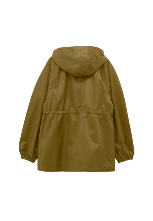 Yağmurluk ve Şort Etek Kombini