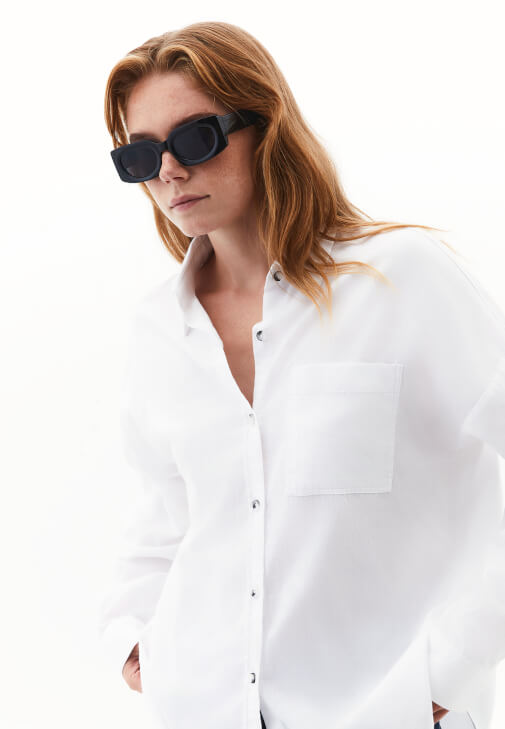 Cepli Gömlek ve Orta Bel Pantolon Kombini