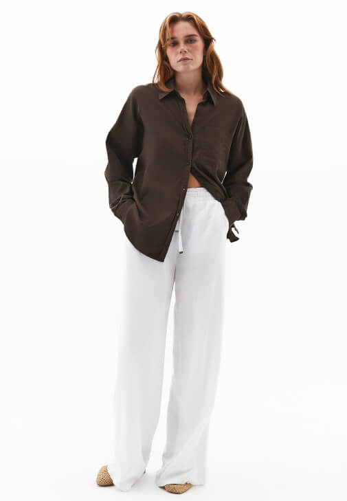 Cepli Gömlek ve Keten Pantolon Kombini