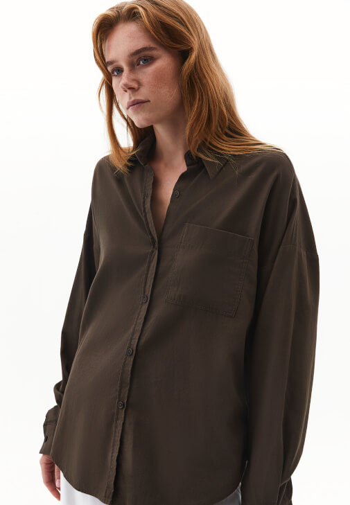 Cepli Gömlek ve Keten Pantolon Kombini