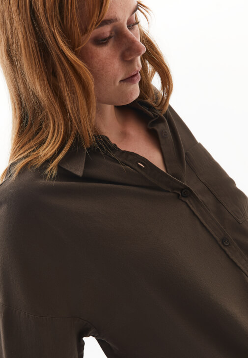 Cepli Gömlek ve Keten Pantolon Kombini