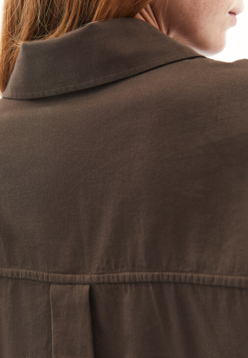 Cepli Gömlek ve Keten Pantolon Kombini