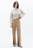Straight-Fit Pantolon ve Bot Yaka Tişört Kombini