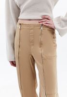 Straight-Fit Pantolon ve Bot Yaka Tişört Kombini