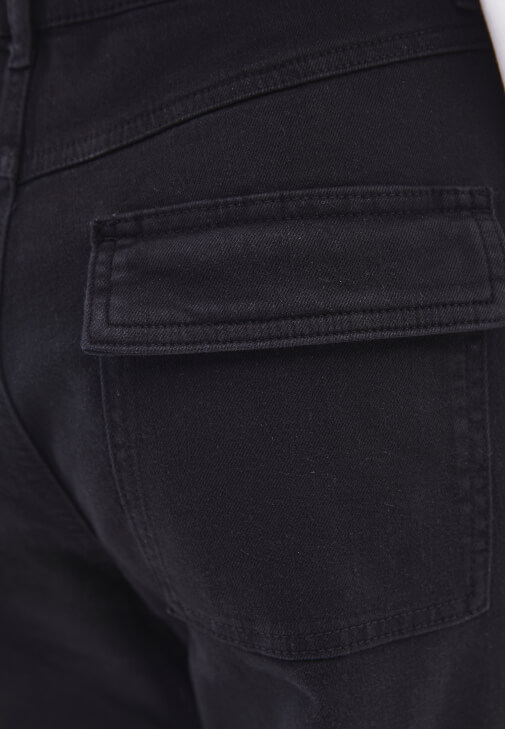 Kargo Cepli Pantolon ve Tişört Kombini