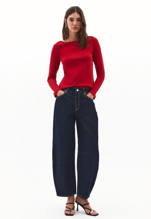 Bot Yaka Tişört ve Barrel-Fit Denim Kombini