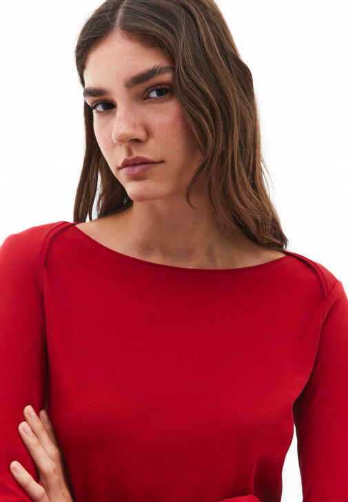 Bot Yaka Tişört ve Barrel-Fit Denim Kombini