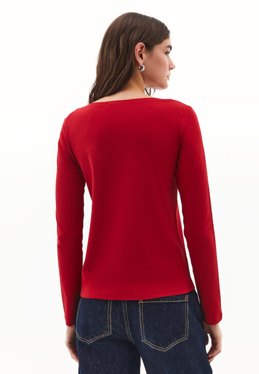 Bot Yaka Tişört ve Barrel-Fit Denim Kombini