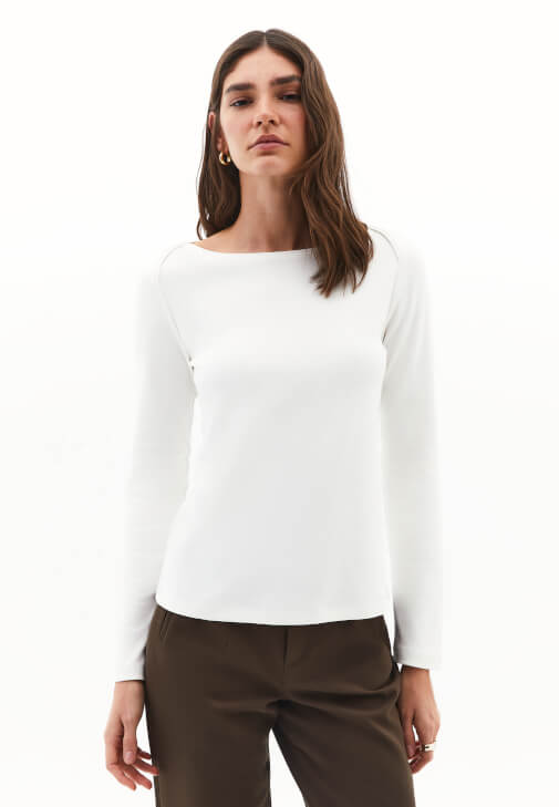 Pamuklu Bot Yaka Tişört ve Carrot-Fit Pantolon Kombini