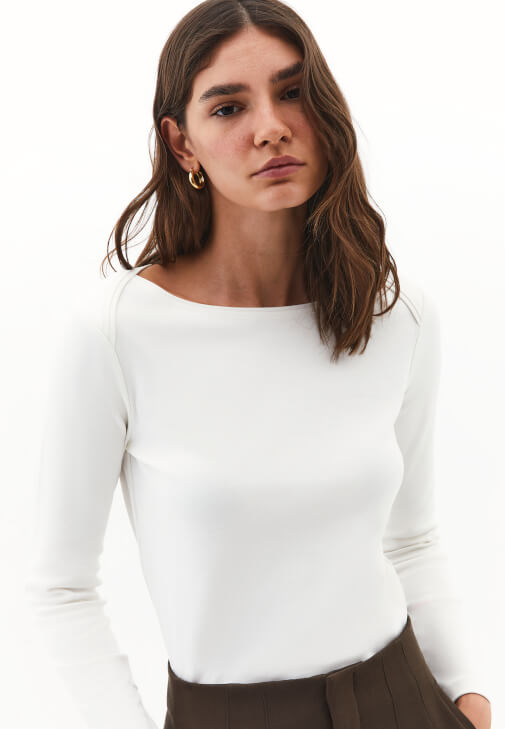 Pamuklu Bot Yaka Tişört ve Carrot-Fit Pantolon Kombini