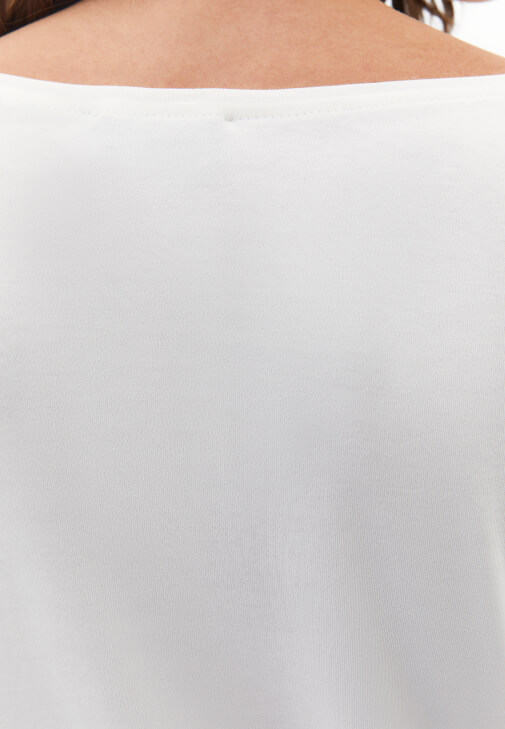 Pamuklu Bot Yaka Tişört ve Carrot-Fit Pantolon Kombini