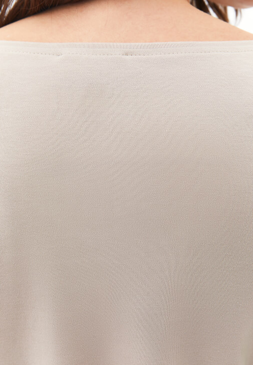 Bot Yaka Tişört ve Wide-Leg Denim Kombini