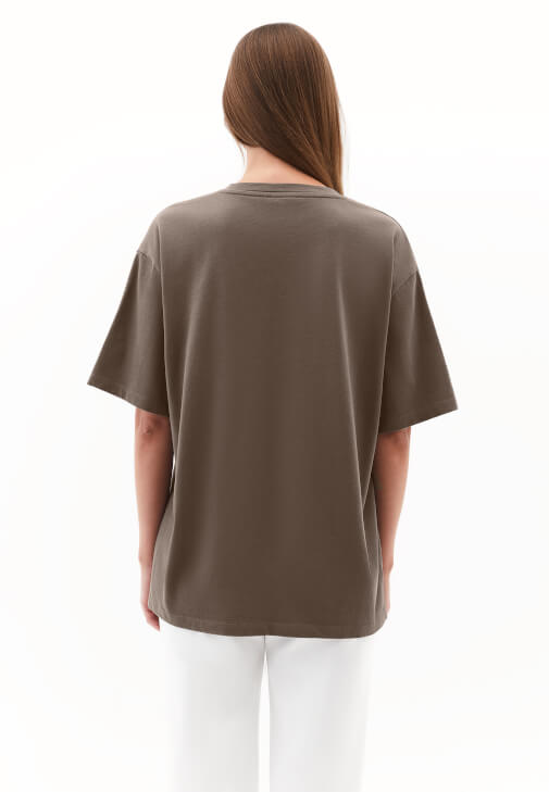 V Yaka Tişört ve Carrot-Fit Pantolon Kombini