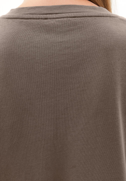 V Yaka Tişört ve Carrot-Fit Pantolon Kombini