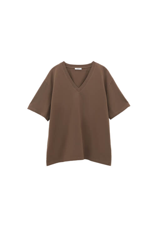 V Yaka Tişört ve Carrot-Fit Pantolon Kombini