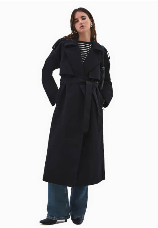 Uzun Trençkot ve Denim Pantolon Kombini