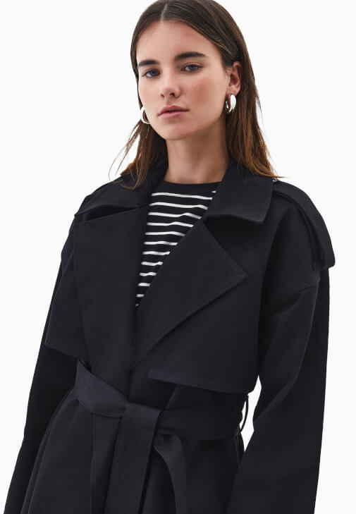 Uzun Trençkot ve Denim Pantolon Kombini